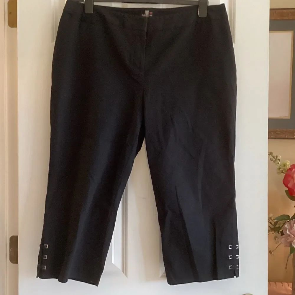NWOT. Rafaela Brand Women’s 16 Curvy Black Capri’s with Outside Leg Embelishment